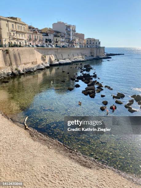 cala rossa city beach in ortygia, historical centre of syracuse, sicily - beach club stock pictures, royalty-free photos & images