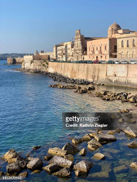 waterfront in ortygia, historical centre of syracuse, sicily - ortygia stock-fotos und bilder