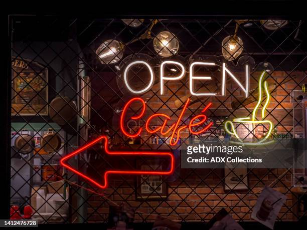 open cafe neon signage - letrero de neón fotografías e imágenes de stock