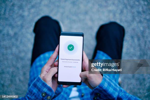 top view payment from mobile phone - hand holding iphone stock pictures, royalty-free photos & images