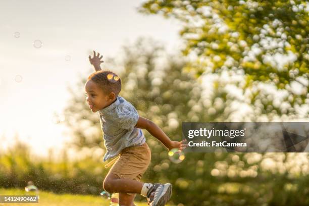 jugando al sol - handsome black boy fotografías e imágenes de stock