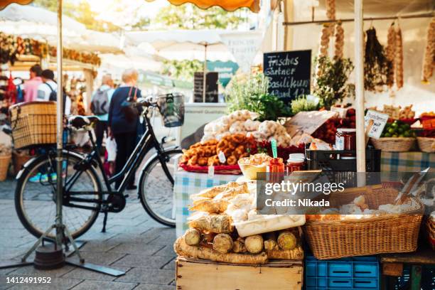 large farmer’s market in munich, germany - banca de feira imagens e fotografias de stock