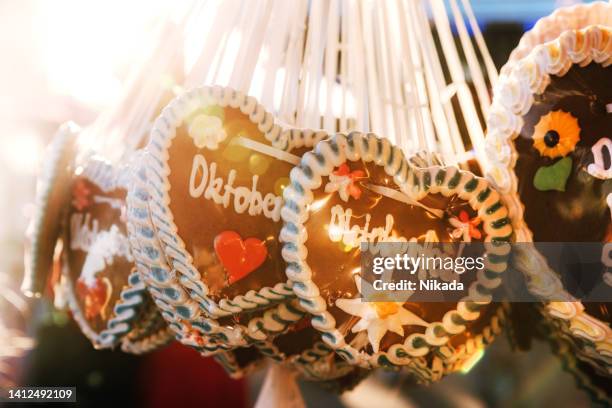 oktoberfest lebkuchenherzen auf dem oktoberfest, münchen, deutschland - bierfest stock-fotos und bilder