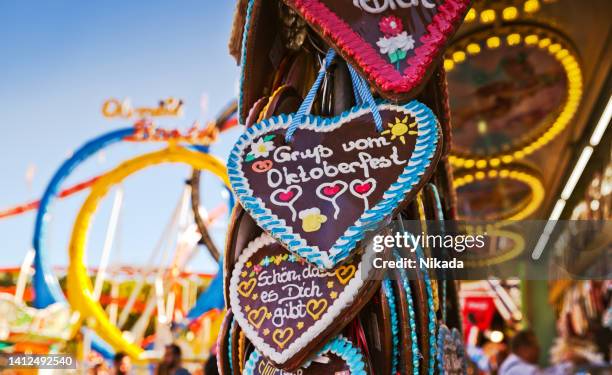 corazones tradicionales de pan de jengibre en el oktoberfest, múnich, alemania - oktoberfest fotografías e imágenes de stock