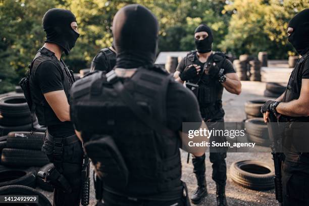 special forces training grounds - swat team stock pictures, royalty-free photos & images