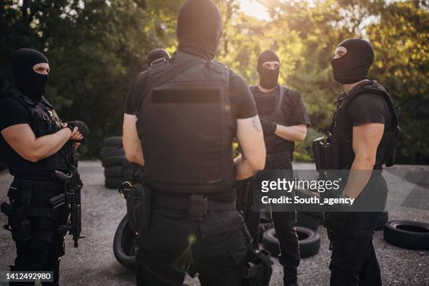 swat team training grounds - mercenary human role stockfoto's en -beelden