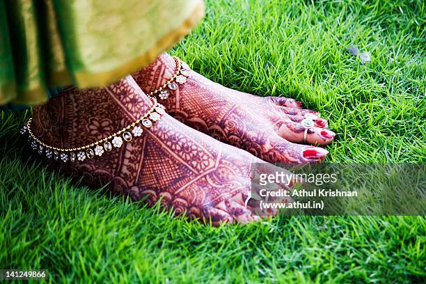 feet with mehndi on grass - indian female feet stock pictures, royalty-free photos & images