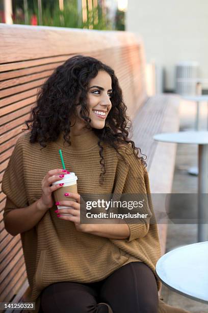 hermosa mujer bebidas de medio oriente, cafetera - hot arabian women fotografías e imágenes de stock
