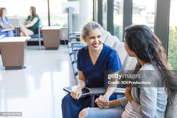 nurse comforts the patient's family member - spoedeisende geneeskunde stockfoto's en -beelden