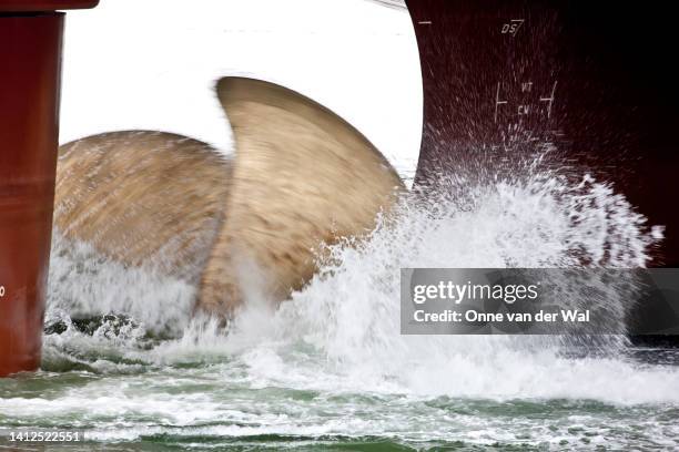 ship propellor moving - ship propeller stock pictures, royalty-free photos & images