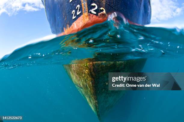 weathered metal ship hull - scheepsromp stockfoto's en -beelden