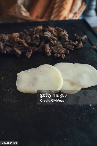 zubereitung chili cheese steak sandwich philly style - provolone stock-fotos und bilder