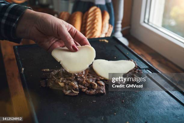 zubereitung chili cheese steak sandwich philly style - provolone stock-fotos und bilder