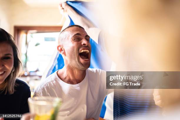 felices aficionados del equipo francés celebrando en un bar - reality tv fotografías e imágenes de stock
