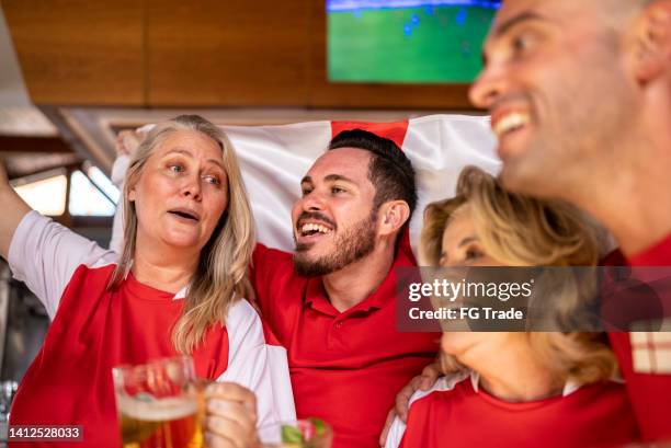 freunde feiern den sieg des englischen teams in einer bar - fußball fan oma stock-fotos und bilder