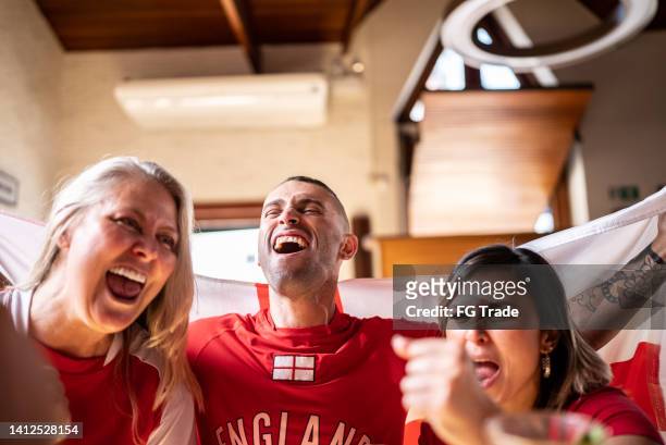 freunde feiern den sieg des englischen teams in einer bar - england fans stock-fotos und bilder