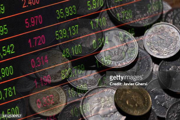swiss franc coins and stock market indicators - franken stockfoto's en -beelden
