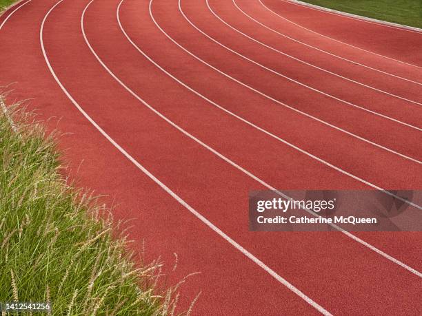 outdoor sports track - leichtathletikstadion stock-fotos und bilder