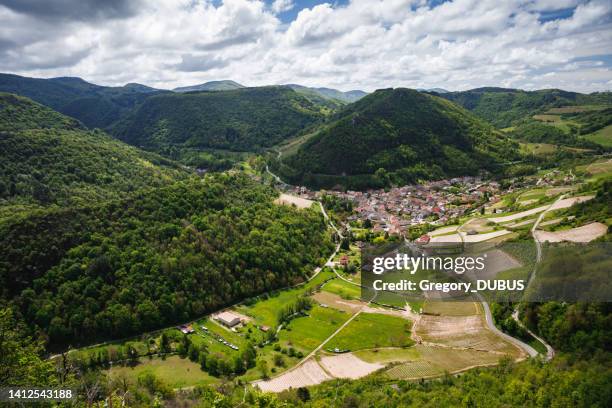 paisaje idílico francés del valle de ain con el pueblo vinícola de cerdon en las montañas de los alpes de bugey - ain fotografías e imágenes de stock