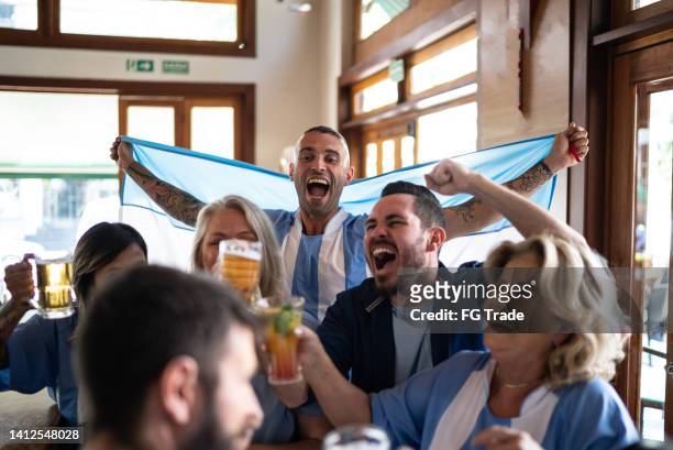 argentinian team fans celebrating in a bar - social tv awards stockfoto's en -beelden
