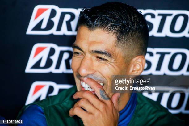 Luis Suárez of Nacional smiles at the bench prior a quarter final first leg match between Nacional and Atletico Goianiense as part of Copa CONMEBOL...