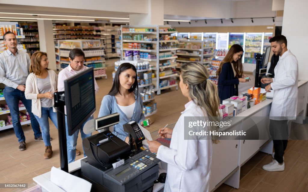 Gruppe von Menschen, die Medikamente in der Apotheke kaufen