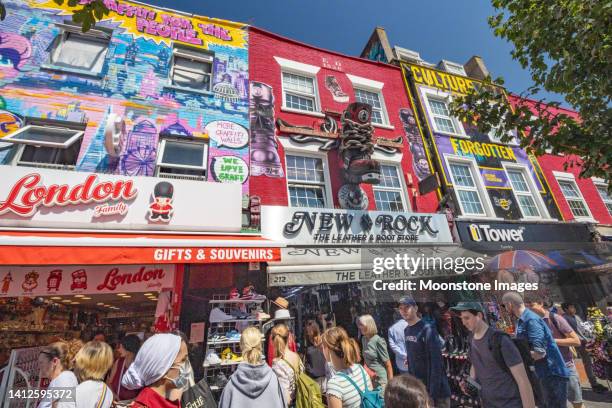 consumerism on camden high street in borough of camden, london - 康登 內倫敦 個照片及圖片檔