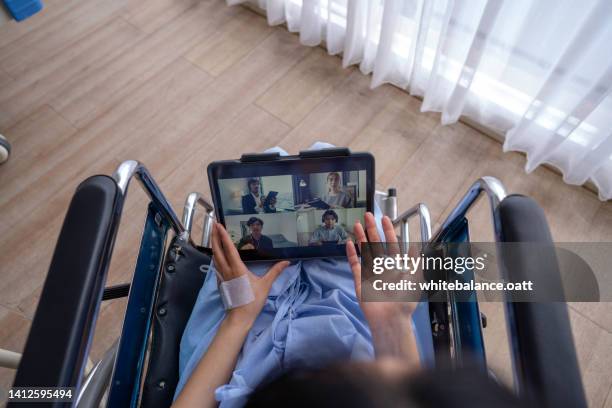 disabled woman uses laptop to work at hospital. - lifehack stockfoto's en -beelden