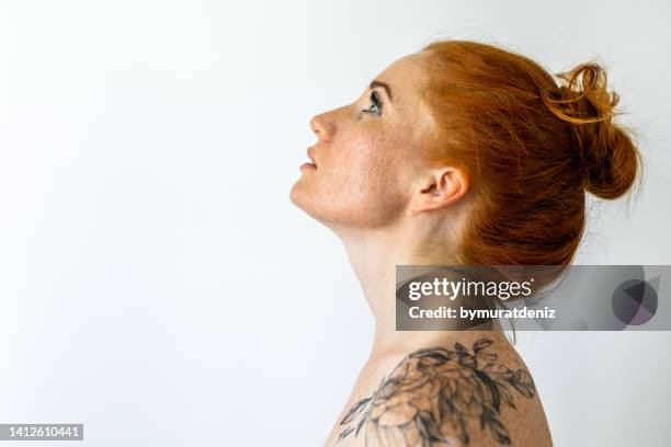 serious woman looking up - no make up stockfoto's en -beelden