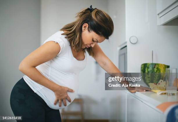 looks like my contractions have started. - morning sickness stockfoto's en -beelden