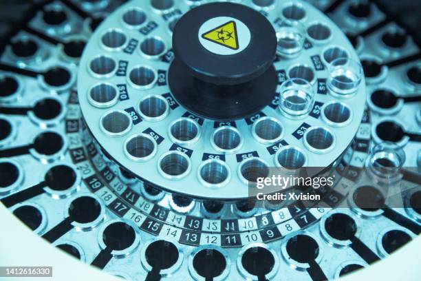 the rotary plate of a centrifuge  used in the lab - centrifugal force stockfoto's en -beelden