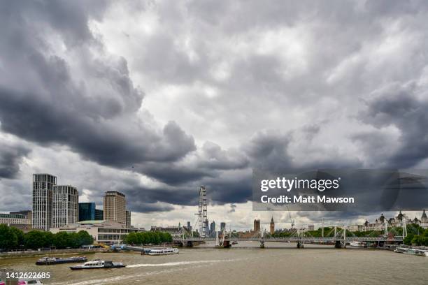 the london millennium wheel, big ben and the houses of parliament london england uk - ben mawson stockfoto's en -beelden