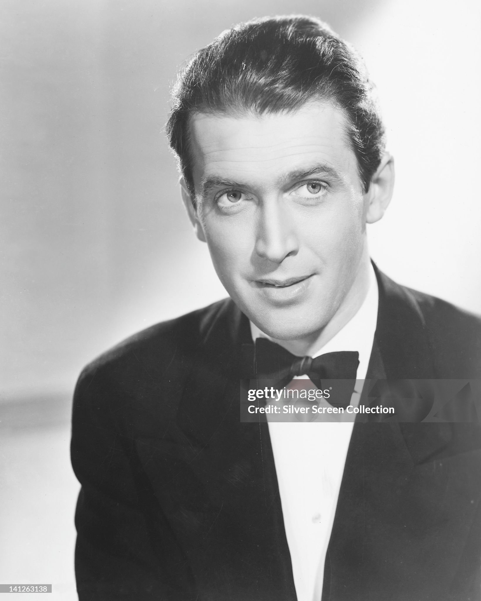 ¿Cuánto mide James Stewart? - Altura - Real height Headshot-of-james-stewart-us-actor-wearing-a-black-dinner-jacket-a-white-shirt-and-a-black-bow