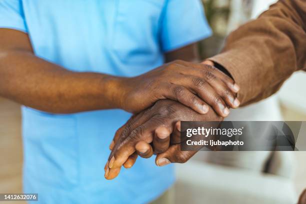 toca el corazón de alguien con amabilidad - cute nurses fotografías e imágenes de stock