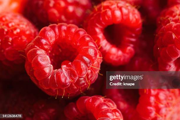raspberries close up macro of fruit berries - framboos stockfoto's en -beelden