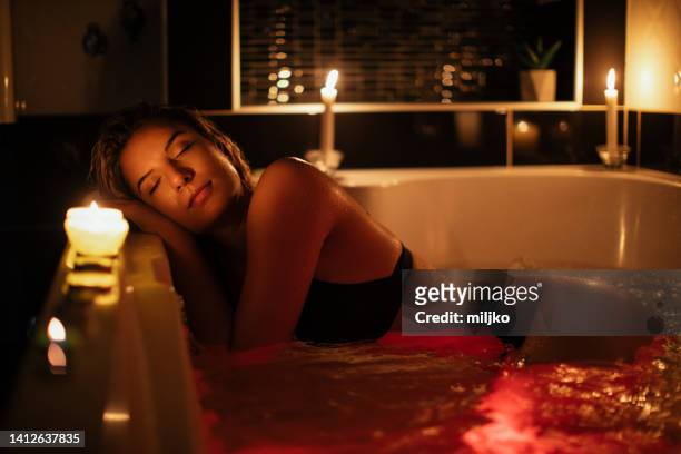 beautiful woman posing in hot bath tub - red tub 個照片及圖片檔