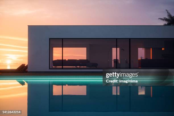 villa di lusso con piscina tropicale con vista al tramonto - simple house exterior foto e immagini stock