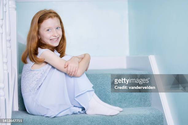 garota bonita, de cabelo auburn sentada nas escadas - vestido sem manga - fotografias e filmes do acervo