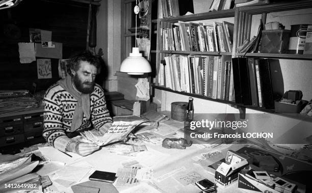 Un homme assis à un bureau dans un local de la communauté servant de bibliothèque en mars 1976 dans le quartier de Christiania sur le terrain de...