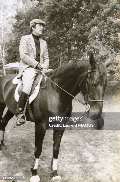 Jean Rochefort à cheval sur le tournage du film 'Un éléphant ça trompe énormément', en juin 1976.