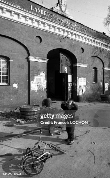 Un enfant avec son vélo en mars 1976 dans le quartier de Christiania sur le terrain de l'ancienne caserne de Bådsmandsstræde à Copenhague.