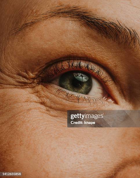 mulher madura pele de olho adulto e rugas macro fechar - enrugado - fotografias e filmes do acervo