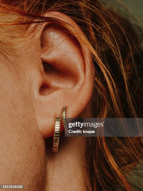 mujer madura oreja adulta piel y arrugas macro close up - earring fotografías e imágenes de stock