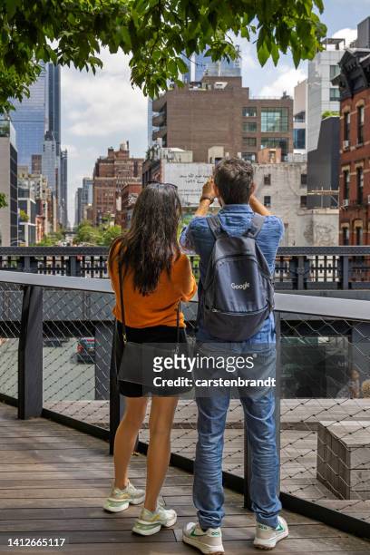 giovane coppia che scatta una foto dello skyline di new york - panorama nyc day 2 foto e immagini stock