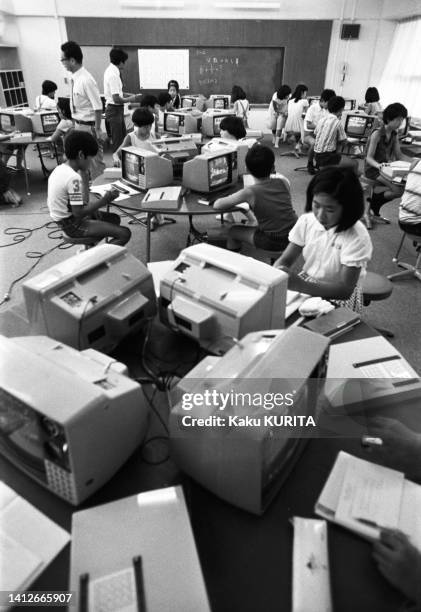 Les élèves de l'école de la préfecture d'Ibaragi utilisent des ordinateurs dans le cadre de leur enseignement, en juillet 1978.