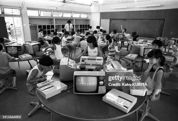 Les élèves de l'école de la préfecture d'Ibaragi utilisent des ordinateurs dans le cadre de leur enseignement, en juillet 1978.