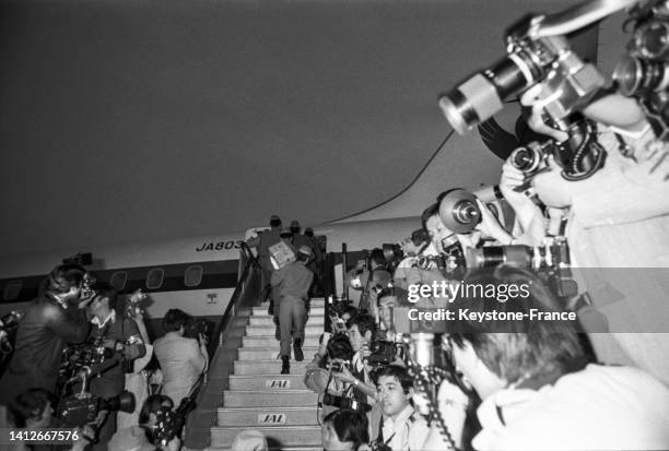 Les militaires japonais accompagnent les 5 otages membres de l'armée rouge dans l'avion mis à disposition, le 01 octobre 1977.