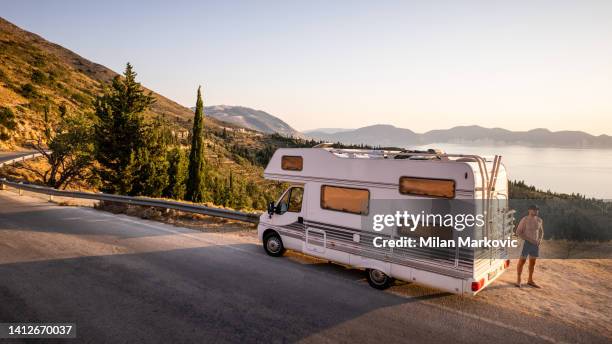 mi sto godendo la mia vacanza - roulotte foto e immagini stock