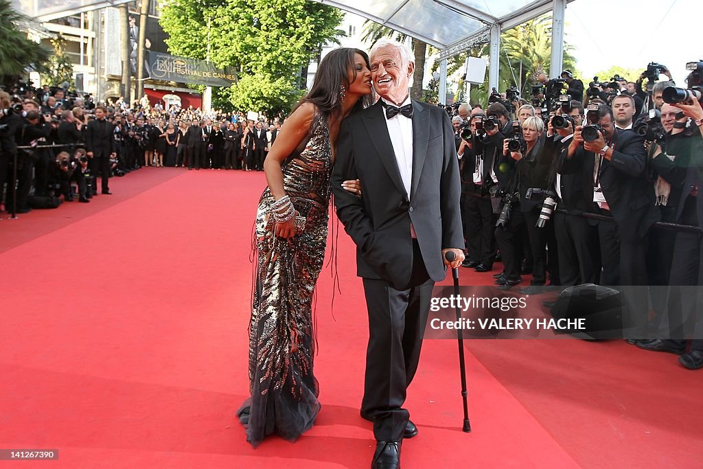 French actor Jean-Paul Belmondo is kisse