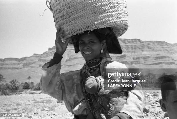 Une femme porte son panier sur sa tête à Ouarzazate, en juin 1978.
